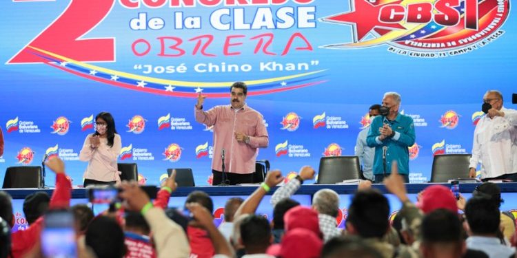 Presidente Nicolás Maduro ajustó el salario mínimo a medio petro