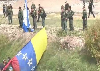 Policía fronteriza de EEUU dispara «proyectiles de control de multitudes» contra migrantes venezolanos