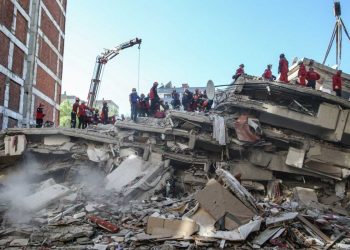 Un muerto y 64 heridos por terremoto en Turquía