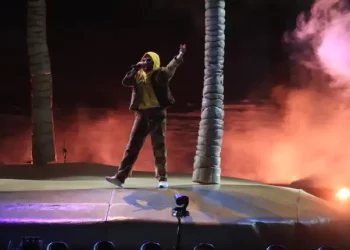 Bad Bunny sufre caída en concierto de Guatemala