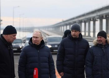Presidente ruso Vladimir Putin visita el puente de Crimea
