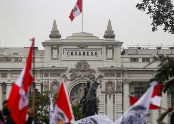 Perú en vilo ante decisión del Congreso por adelanto de elecciones