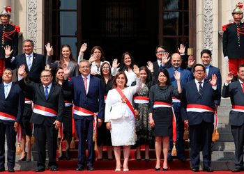 Presidenta de Perú renueva gabinete en medio de crisis política