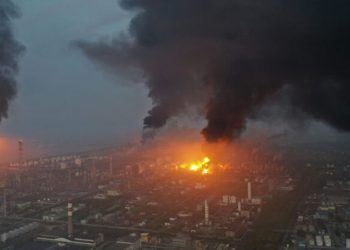 Gran incendio tras explosión en una planta química en China