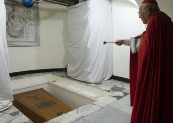 El papa emérito Benedicto XVI ya reposa en la cripta vaticana