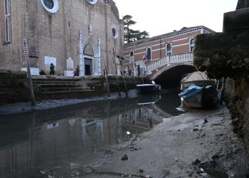 Un fenómeno de bajas mareas seca los canales de Venecia