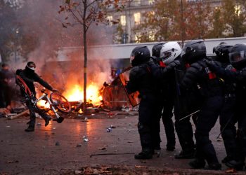 Choques entre manifestantes y policías durante las protestas contra la reforma de las pensiones en Francia