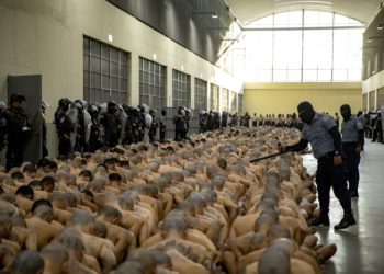 Gobierno de El Salvador traslada a 2.000 pandilleros a una nueva prisión