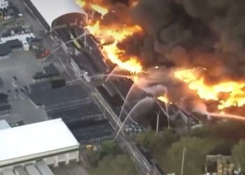 Alrededor de 75 bomberos combaten incendio masivo en Kissimmee, Florida