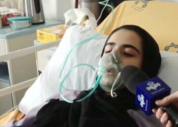 Centenares de niñas son envenenadas con gas en varios colegios de Irán