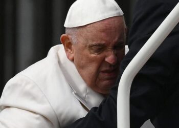 Papa Francisco sufre infección respiratoria y permanecerá hospitalizado algunos días