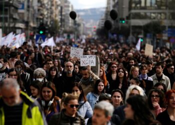 Grecia registra multitudinarias protestas por accidente de tren que dejó 57 muertos