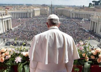 El Vaticano refuerza las normas contra los abusos e incluye a los laicos