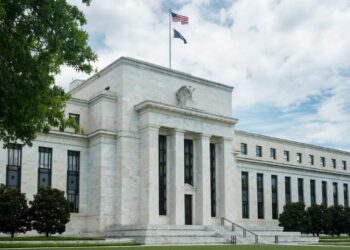 Reserva Federal se plantea endurecer exigencias a los bancos medianos