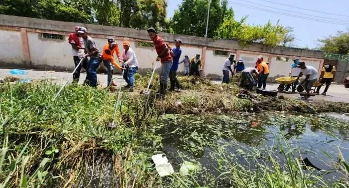 Ejecutan limpieza en cuatro canales de Cumaná