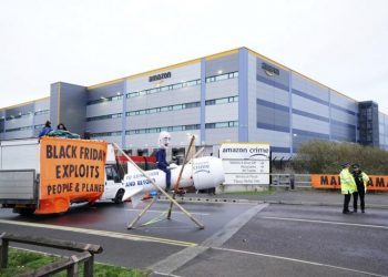 Activistas climáticos europeos bloquearon almacenes de Amazon en “Black Friday”