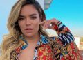 Karol G sufrió aparatosa caída durante un concierto