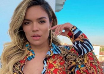 Karol G sufrió aparatosa caída durante un concierto