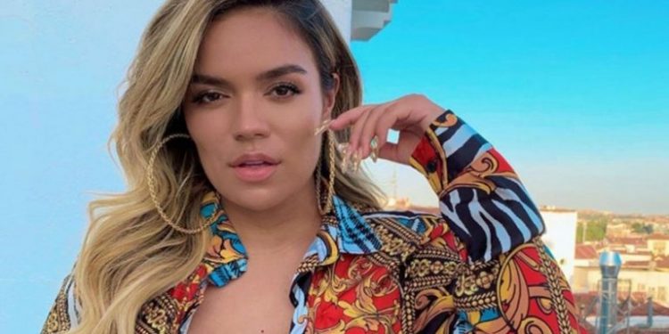 Karol G sufrió aparatosa caída durante un concierto