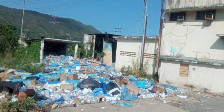 Anzoátegui | Trabajadores denuncian que persiste la acumulación de basura en el hospital Razetti