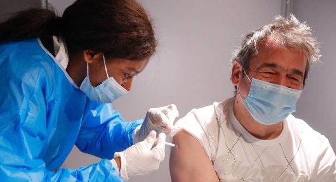 La Comisión Europea pide que se administren rápido las dosis de refuerzo