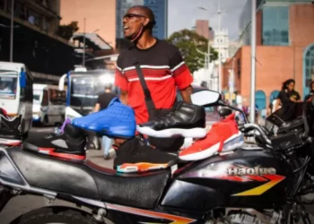 «Gano más plata vendiendo arroz en la calle que en el laboratorio»: el repunte de los segundos (y terceros) empleos para lograr dólares en Venezuela