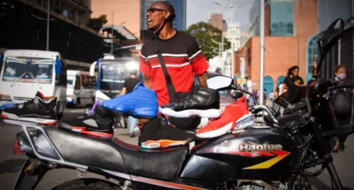 «Gano más plata vendiendo arroz en la calle que en el laboratorio»: el repunte de los segundos (y terceros) empleos para lograr dólares en Venezuela