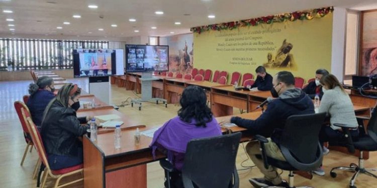 Ministra de Educación evaluó planificación para el inicio de clases