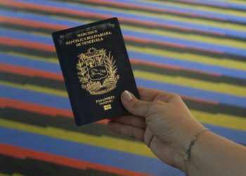 Salidas de ciudadanos con doble nacionalidad requieren de pasaporte venezolano