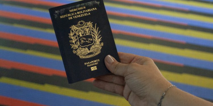 Salidas de ciudadanos con doble nacionalidad requieren de pasaporte venezolano