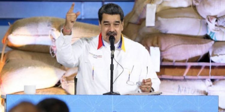 Maduro: Cajas de ahorro de trabajadores se deben convertir a petros en 90 días