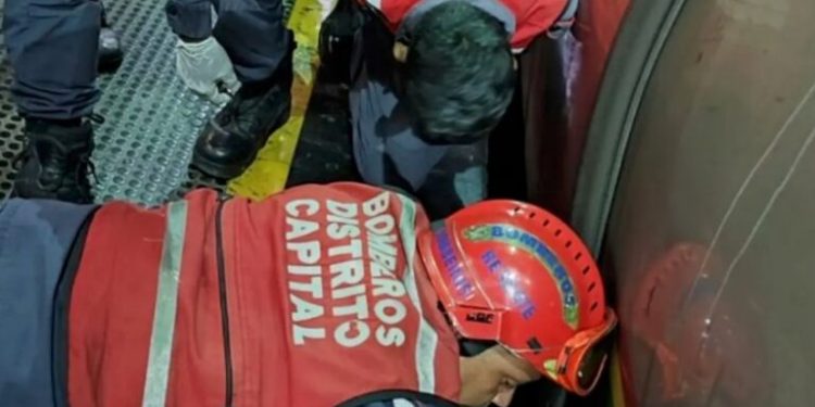 Usuario cae a la vía férrea del Metro de Caracas