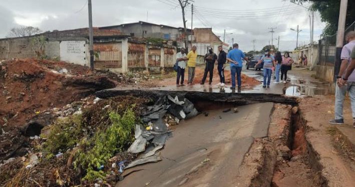 Bolívar | Colapsa puente Los Aceiticos y pone en riesgo a 20 familias