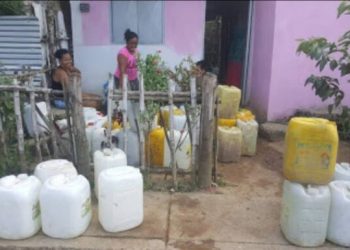 Bolívar | Largas colas hacen en Nueva Guayana por agua