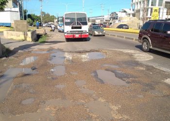 Anzoátegui | Transportistas tardan hasta 2 horas para atravesar la Av. Intercomunal por el mal estado del pavimento