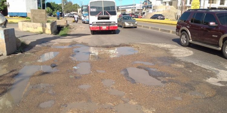 Anzoátegui | Transportistas tardan hasta 2 horas para atravesar la Av. Intercomunal por el mal estado del pavimento