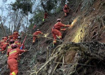 Recuperan «caja negra» de avión accidentado en China
