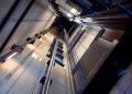Muere trabajador al caer ascensor desde el piso 20 en Macuto