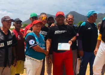 Los Cocos y Bravos pican adelante en beisbol magíster
