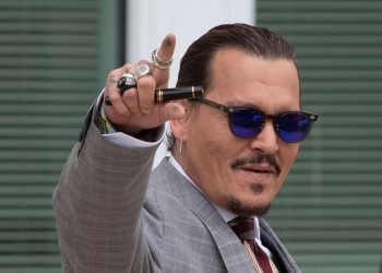 El actor Johnny Depp arrojó comunicado y aclaró sobre sus cuentas falsas en redes sociales