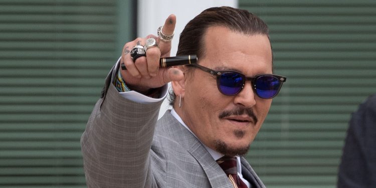 El actor Johnny Depp arrojó comunicado y aclaró sobre sus cuentas falsas en redes sociales