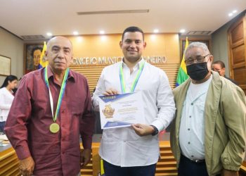 Nueva Esparta | Alcalde Morel David Rodríguez recibe reconocimiento «Jesús Manuel Subero»