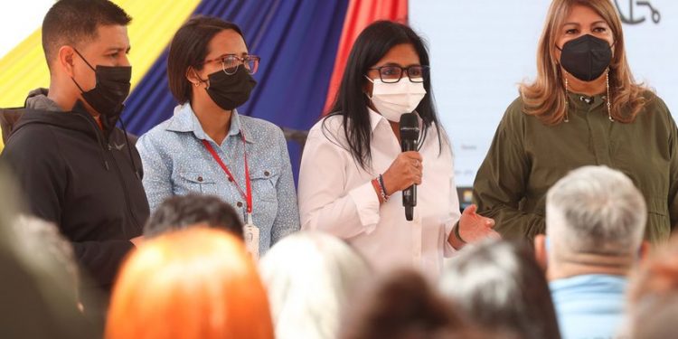 Venezuela activa cientos de equipos civiles y militares para reparar escuelas