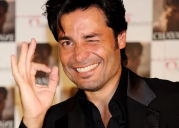 El aclamado cantante «Chayanne» regresa con su nuevo sencillo titulado «Te amo y punto»
