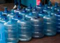 Anzoátegui | Residentes de Puerto La Cruz se debaten entre comprar o recargar botellones de agua
