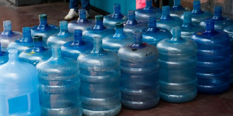 Anzoátegui | Residentes de Puerto La Cruz se debaten entre comprar o recargar botellones de agua