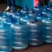 Anzoátegui | Residentes de Puerto La Cruz se debaten entre comprar o recargar botellones de agua