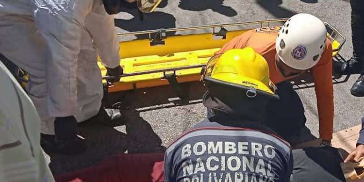 Hombre falleció tras ser arrollado por un camión al caer de una moto