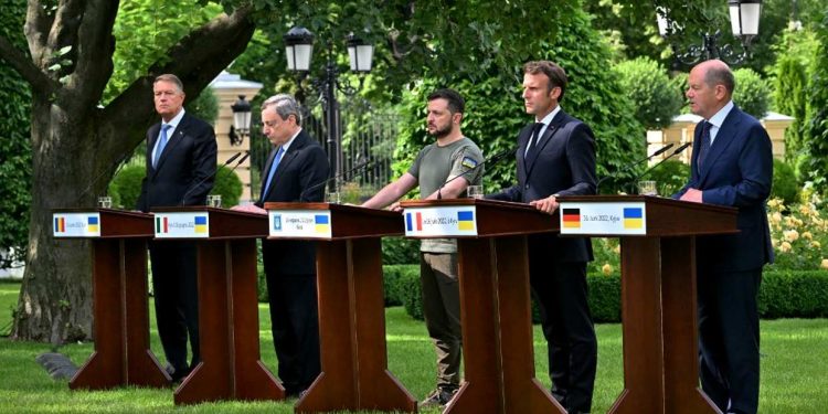 Apoyo «inmediato» por parte de Francia, Alemania, Italia y Rumania a la candidatura de Ucrania a la UE