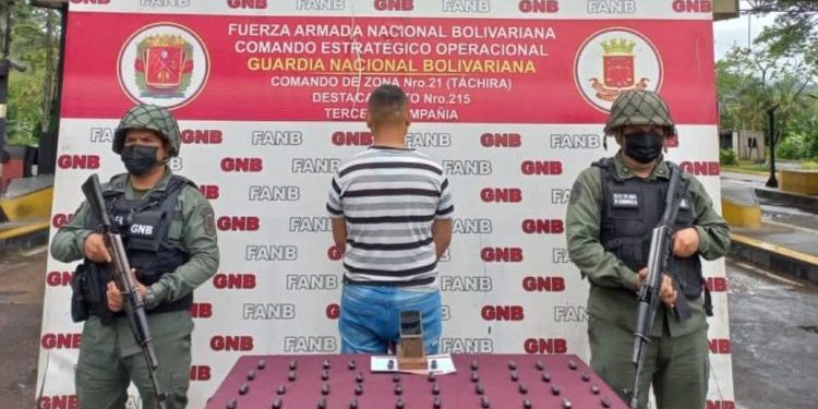GNB arrestó a hombre que trasladaba 50 dediles de cocaína en su estómago